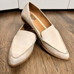 DV by Dolce Vita Women’s Size 7 Cream Island Croc Embossed Pointed Loafer